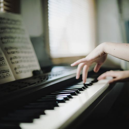 Le piano que baise une main frêle&nbsp;…